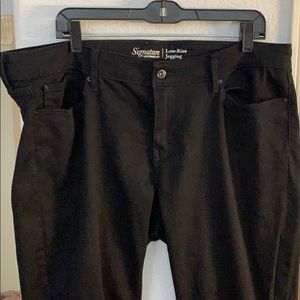 The perfect black low rise jeggings!